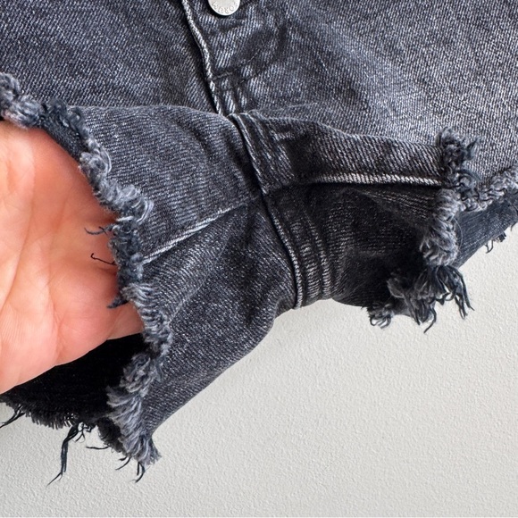 DENIM FORUM • The Yoko Exposed Button Short in Black - Picture 5 of 13